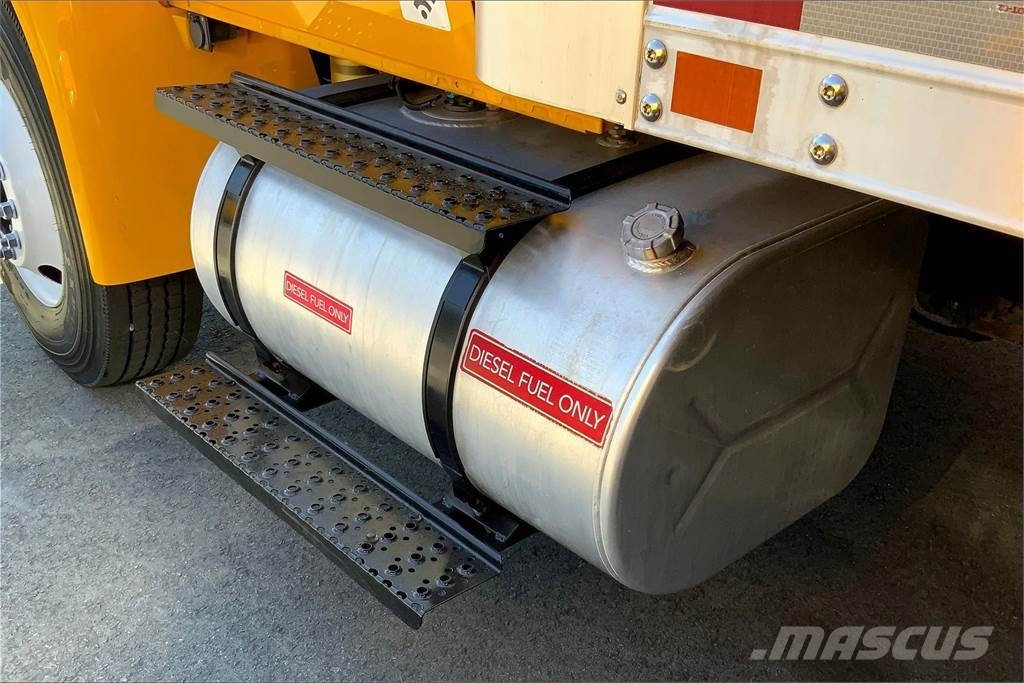 International 4300 SBA 4X2 Box trucks