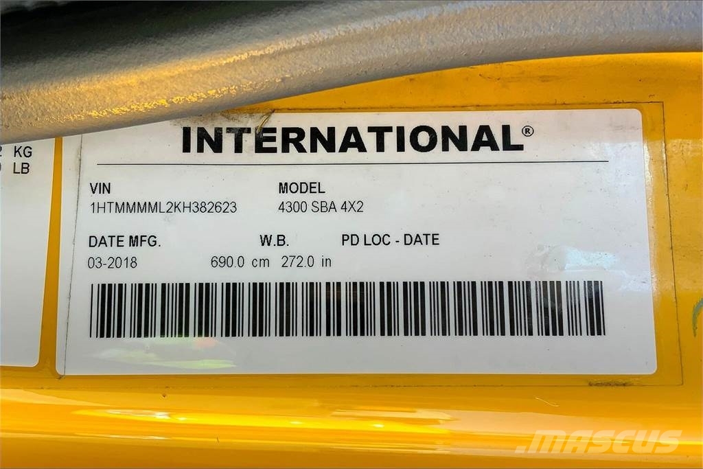 International 4300 SBA 4X2 Box trucks