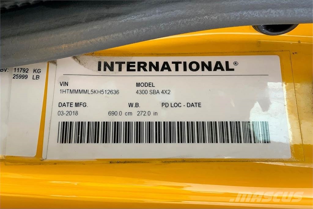International 4300 SBA 4X2 Camiones caja cerrada