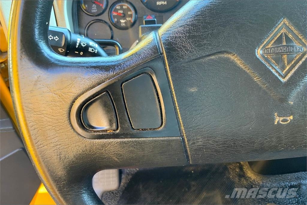 International 4300 SBA 4X2 Camiones caja cerrada
