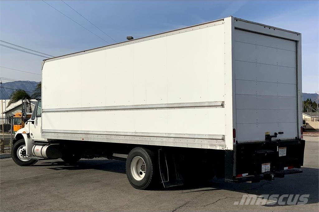 International 4300 SBA 4X2 Camiones caja cerrada