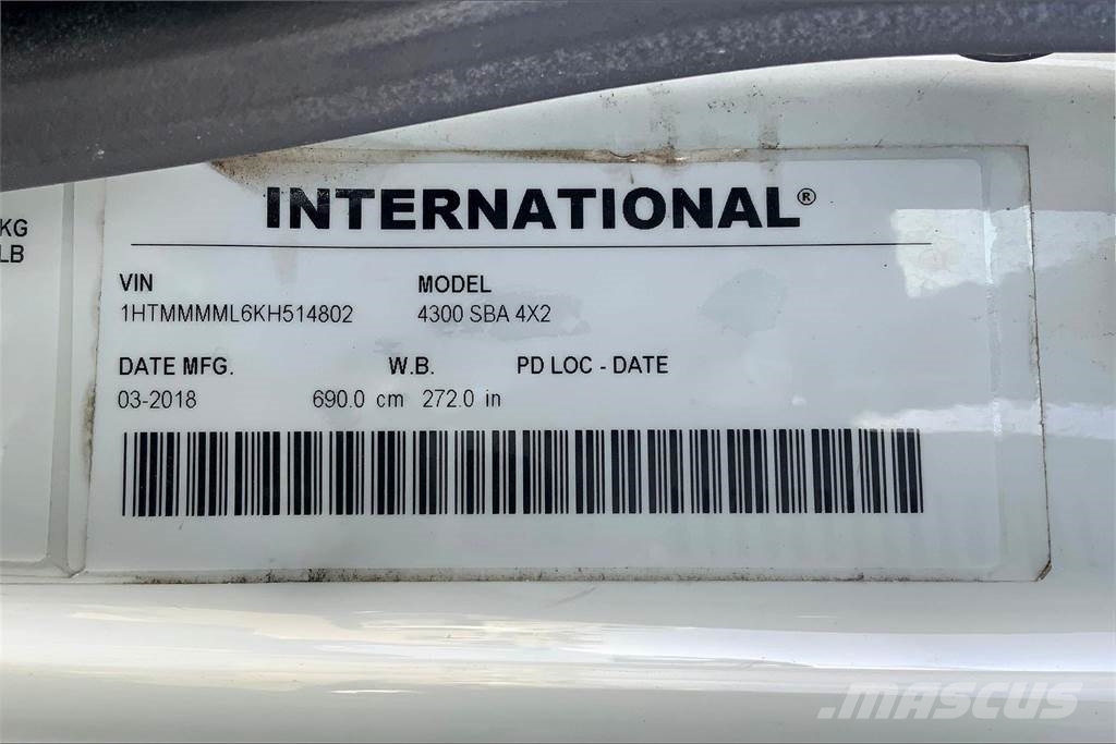 International 4300 SBA 4X2 Camiones caja cerrada