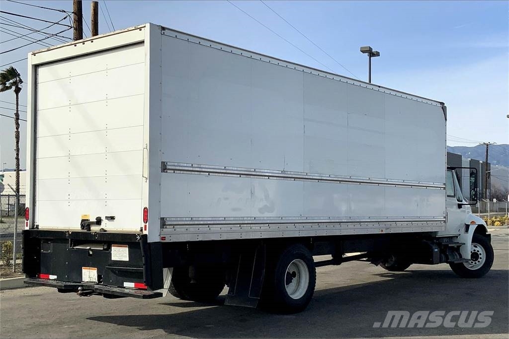 International 4300 SBA 4X2 Camiones caja cerrada