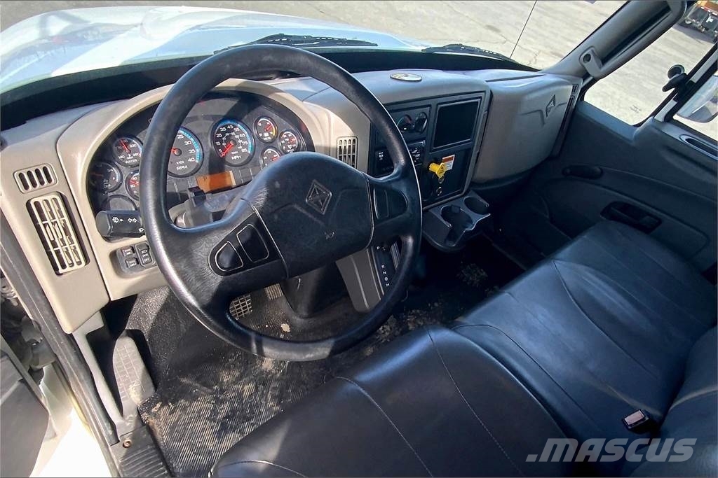 International 4300 SBA 4X2 Camiones caja cerrada