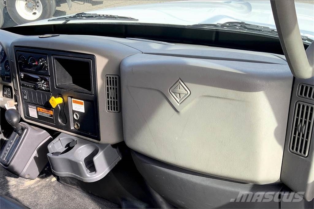 International 4300 SBA 4X2 Camiones caja cerrada