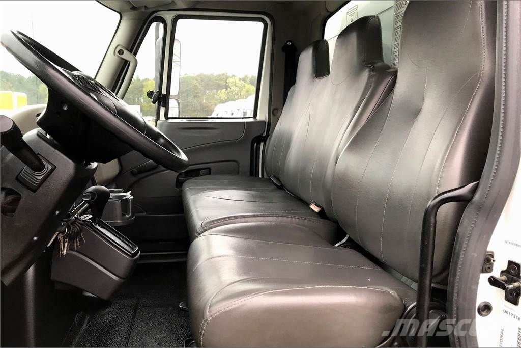 International 4300 SBA 4X2 Box trucks