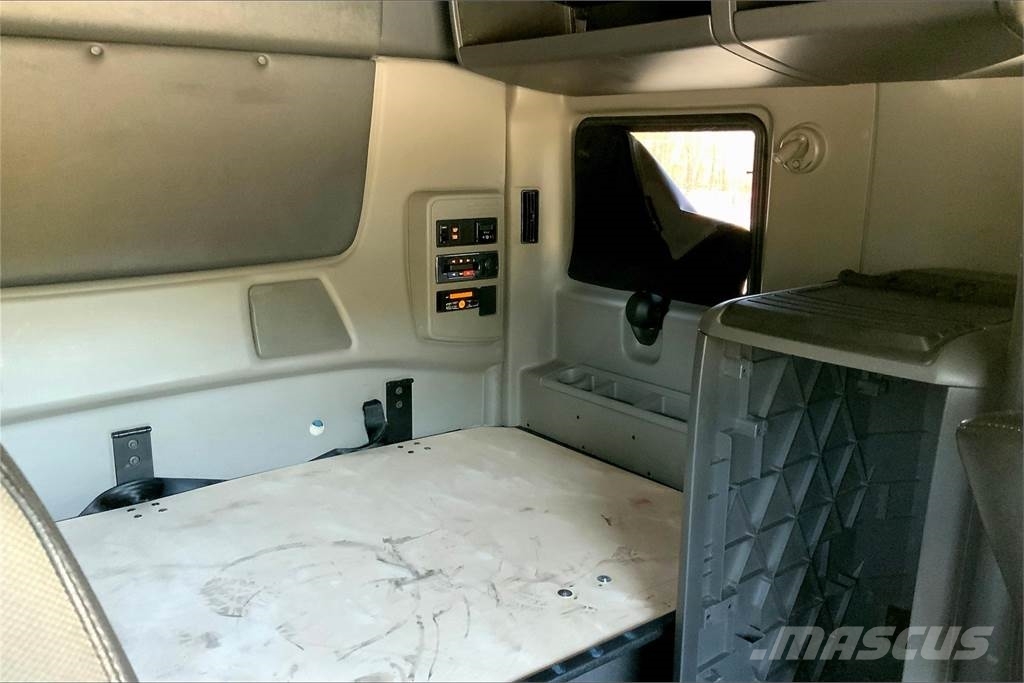 International LT625 6x4 Prime Movers