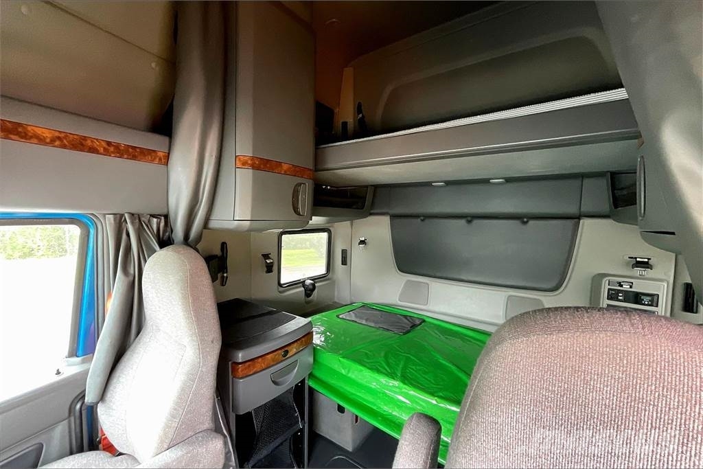 International LT625 6x4 Prime Movers