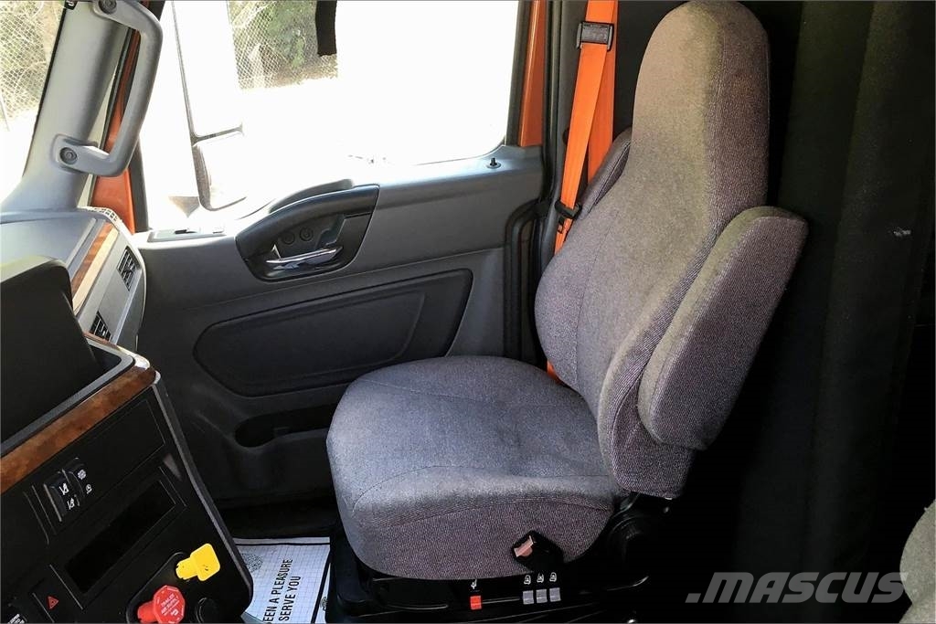 International LT625 6x4 Prime Movers