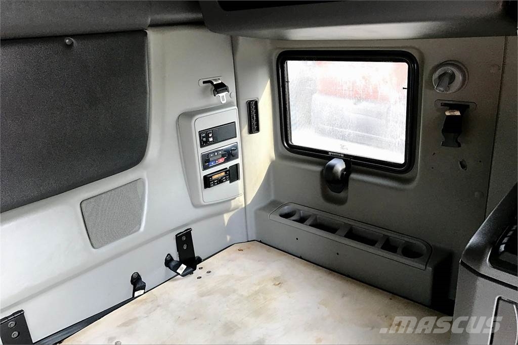 International LT625 6x4 Prime Movers
