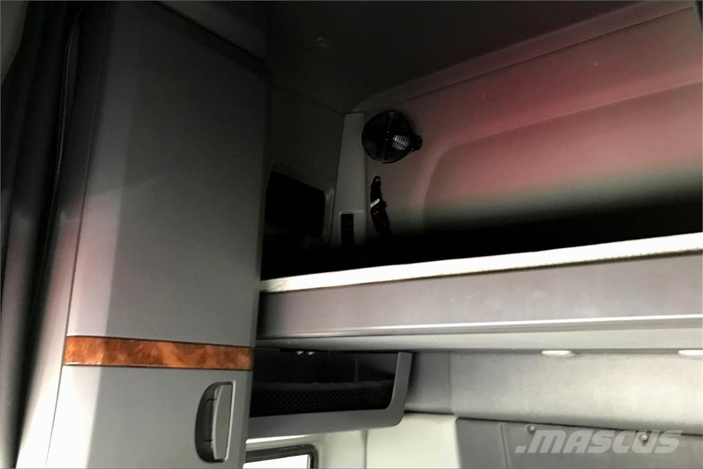 International LT625 6x4 Prime Movers