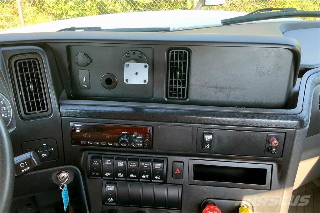International LT625 6x4 Τράκτορες
