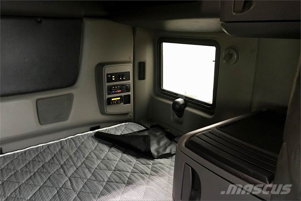 International LT625 6x4 Prime Movers