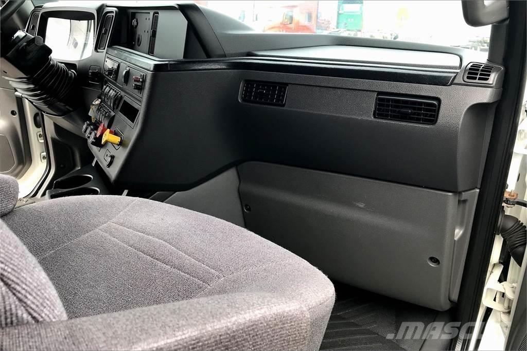 International LT625 6x4 Prime Movers