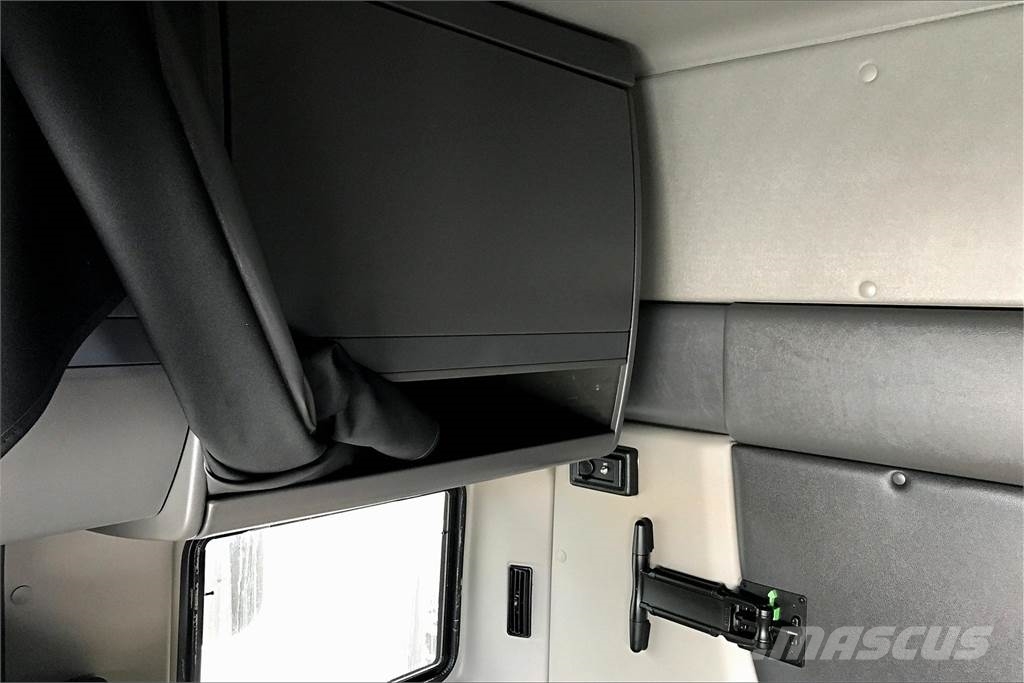 International LT625 6x4 Prime Movers
