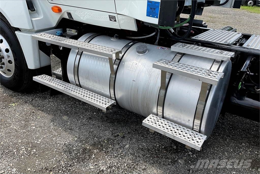 International LT625 6x4 Prime Movers