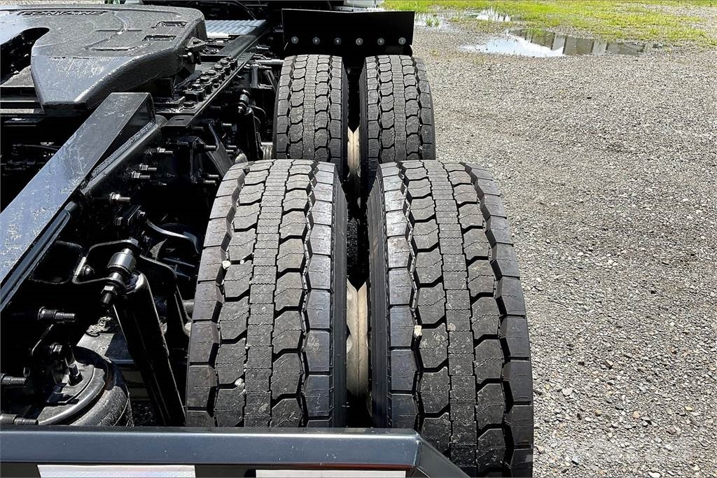 International LT625 6x4 Prime Movers