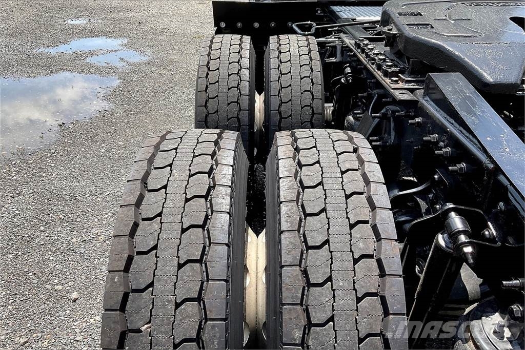 International LT625 6x4 Prime Movers