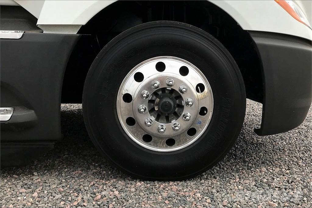 International LT625 6x4 Tractor Units