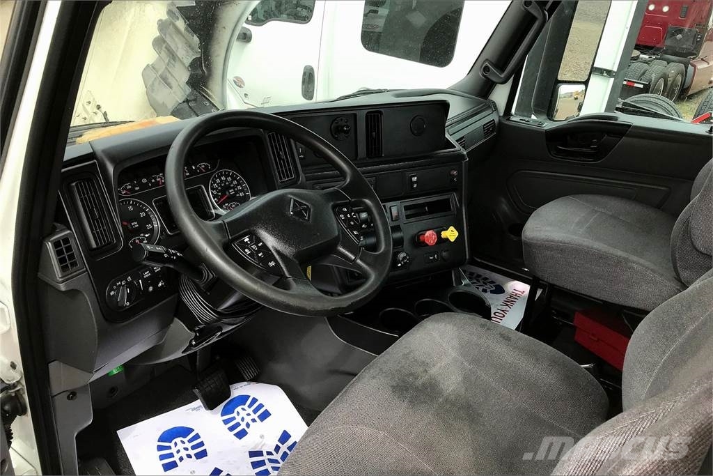 International LT625 6x4 Tractor Units