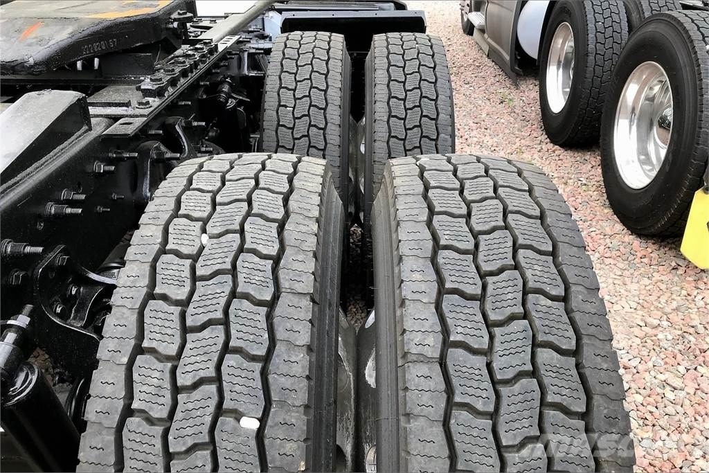 International LT625 6x4 Tractor Units