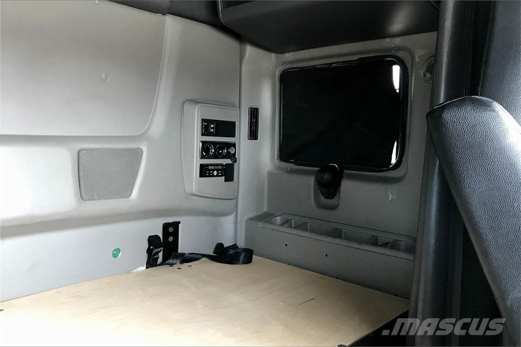 International LT625 6x4 Prime Movers