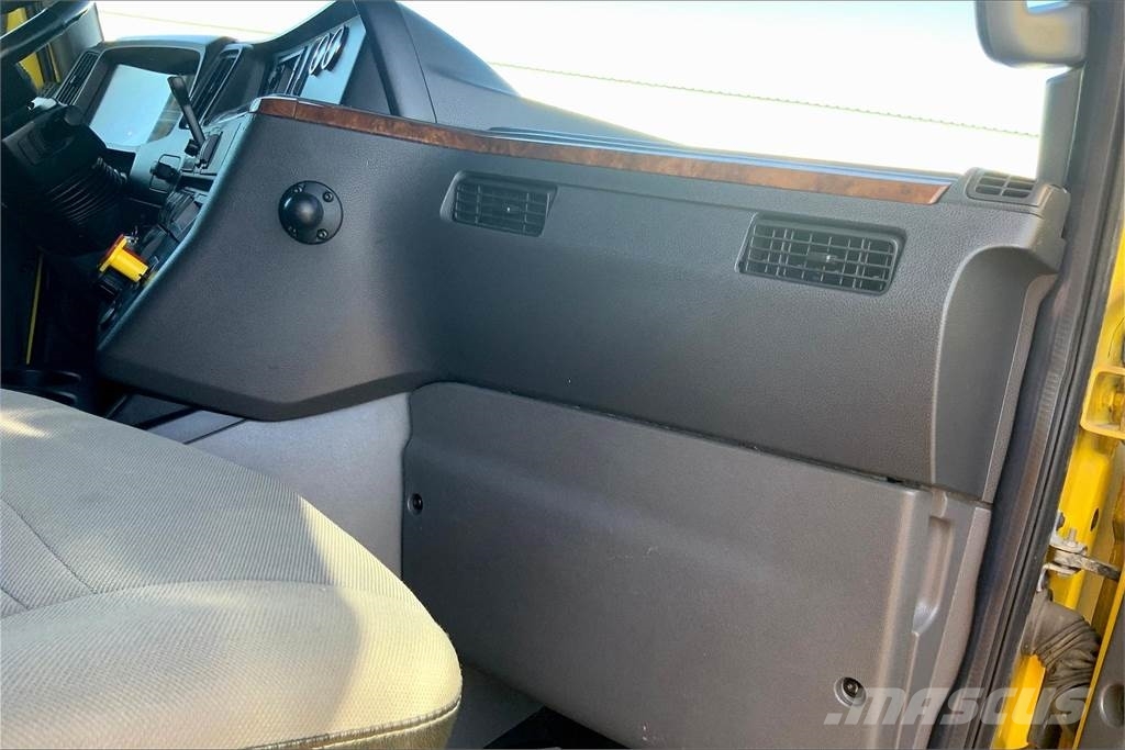 International LT625 6x4 Prime Movers