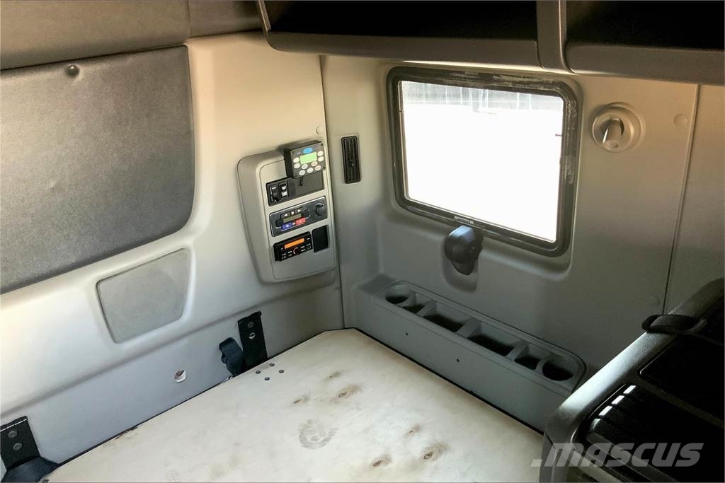 International LT625 6x4 Prime Movers