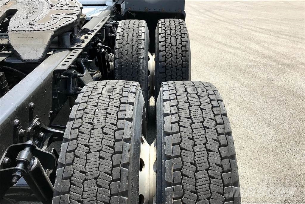 International LT625 6x4 Prime Movers