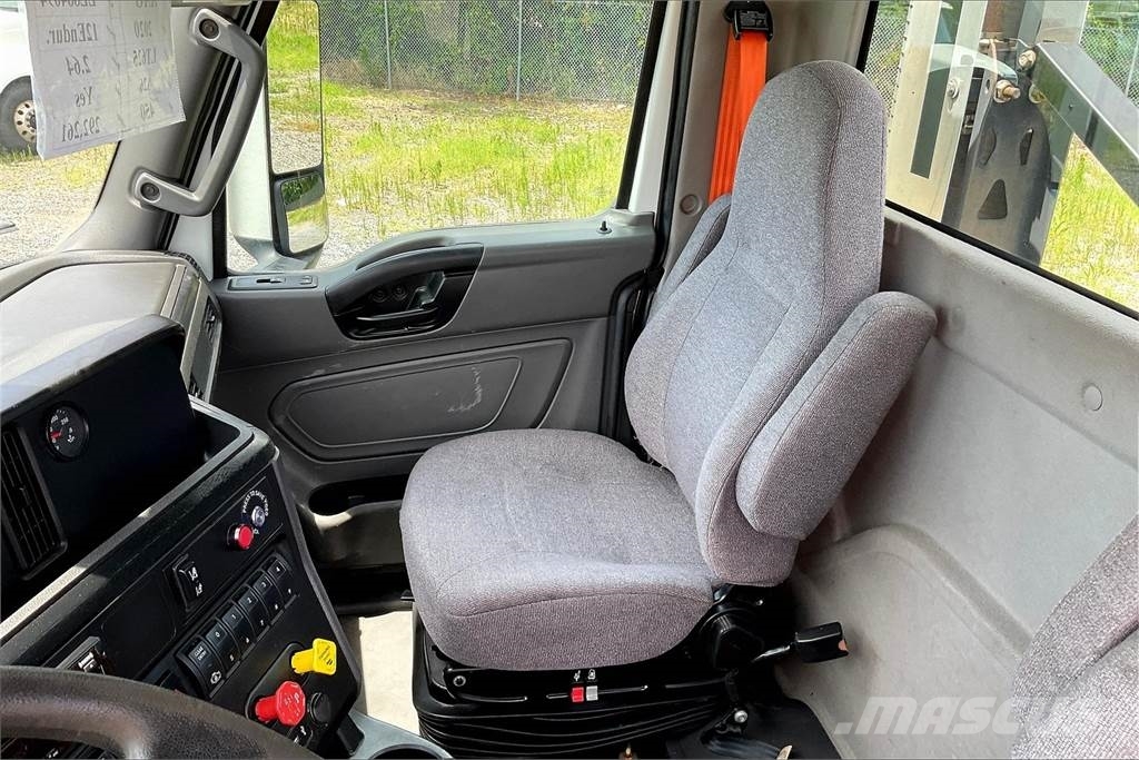 International LT625 6x4 Prime Movers