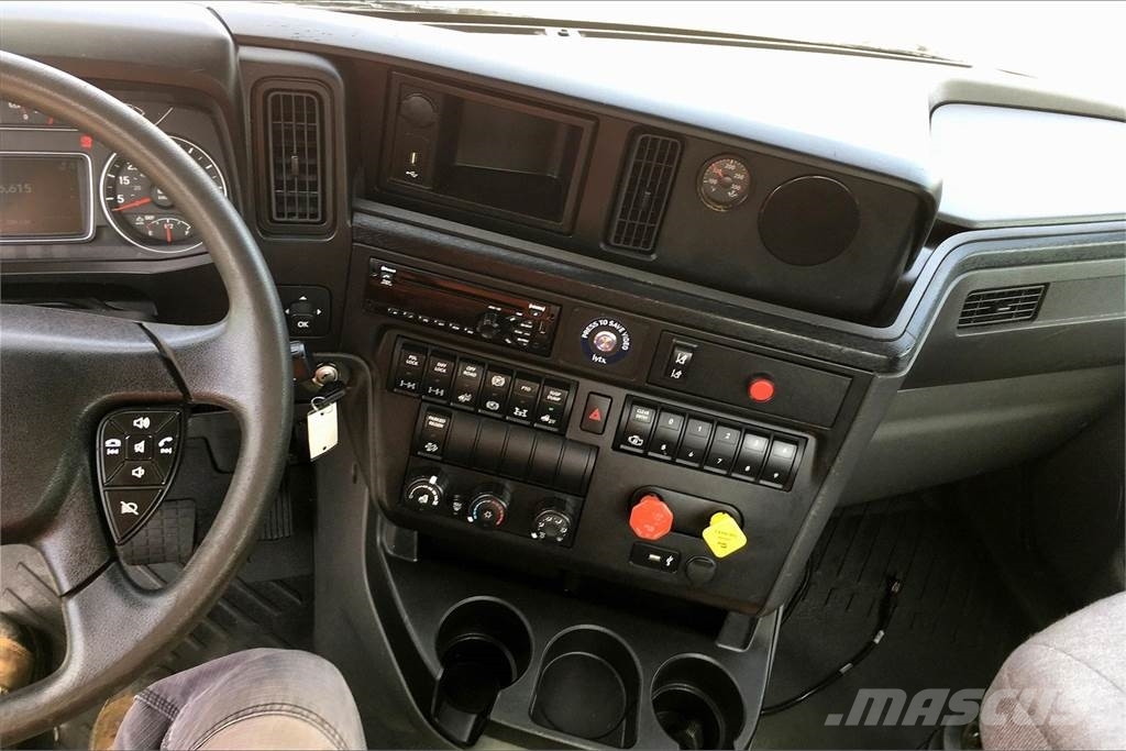 International LT625 6x4 Prime Movers