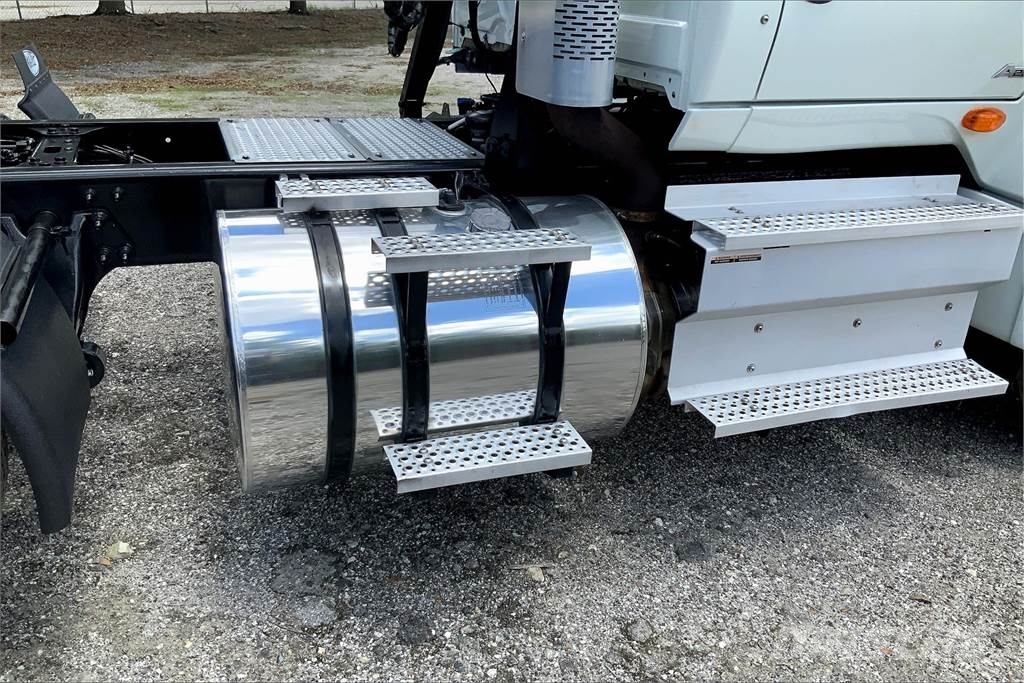 International LT625 6x4 Prime Movers