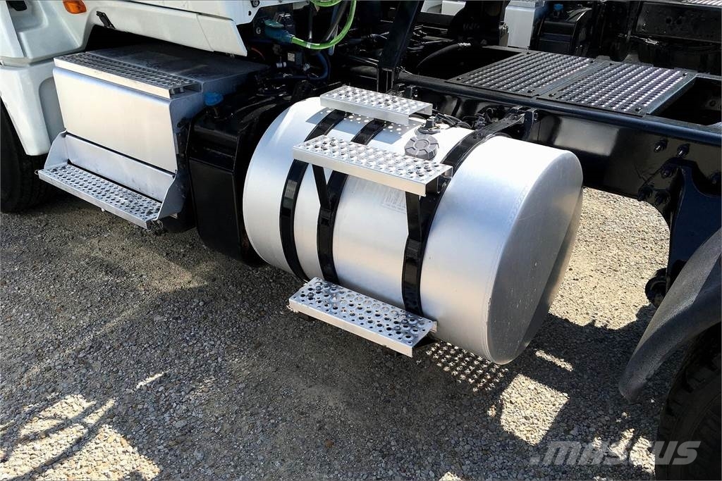 International LT625 6x4 Prime Movers