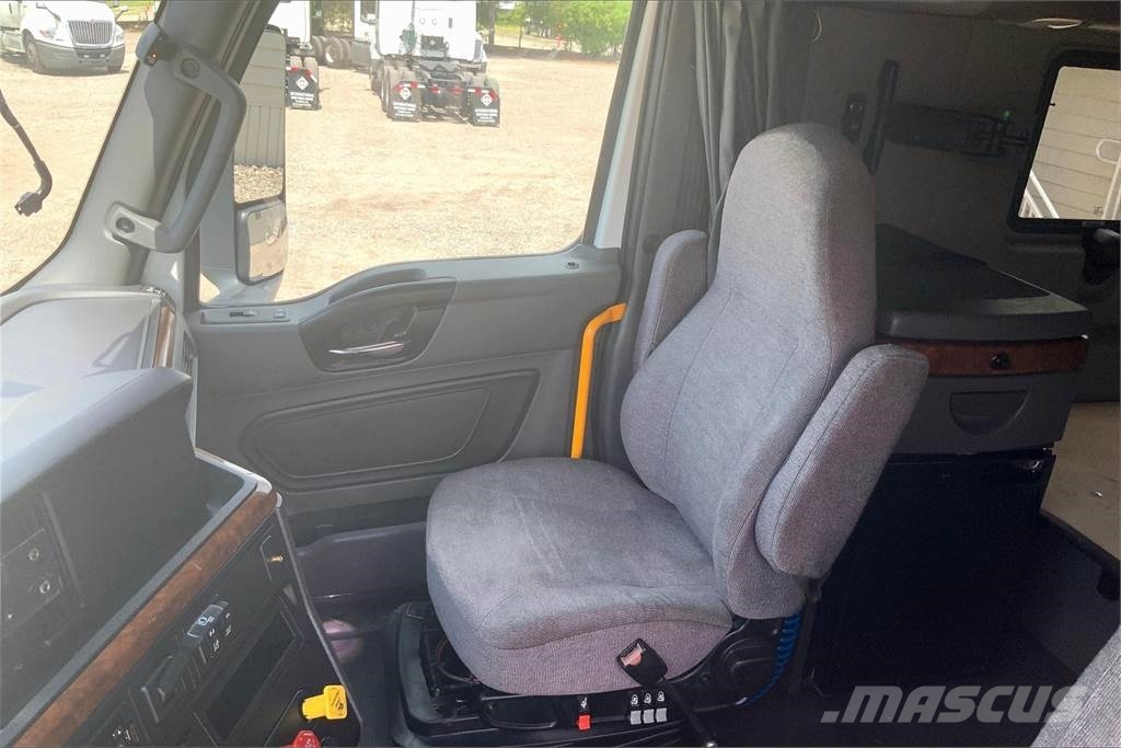 International LT625 6x4 Prime Movers