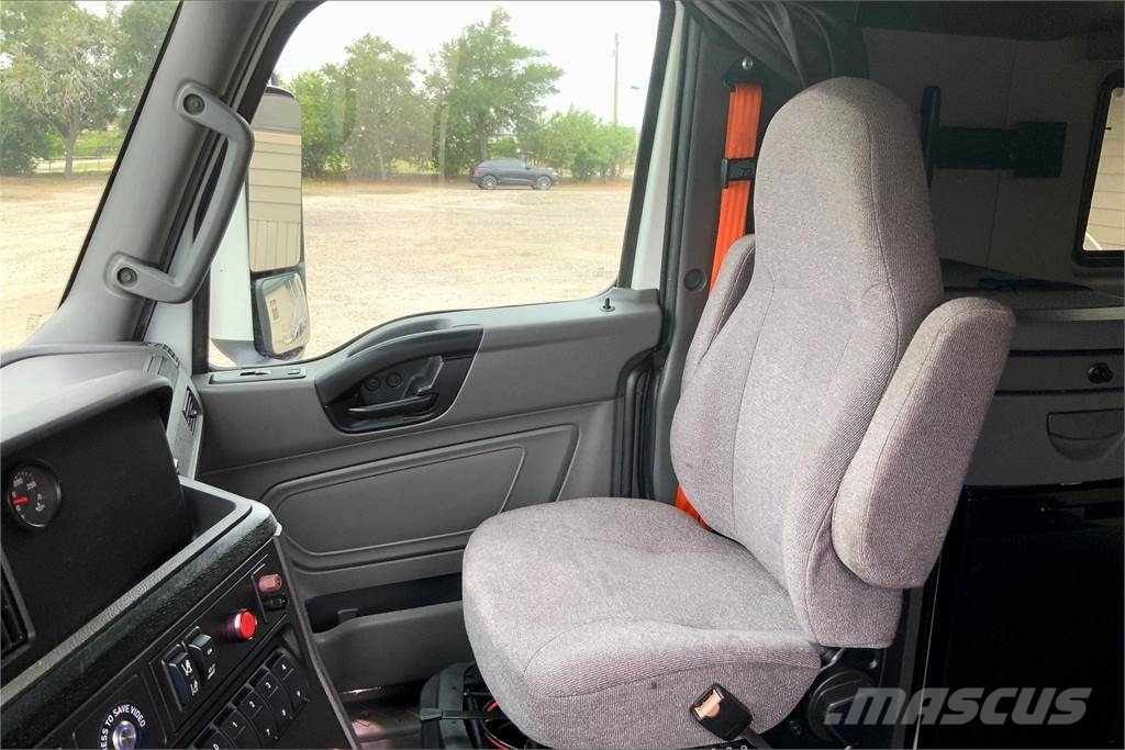International LT625 6x4 Prime Movers
