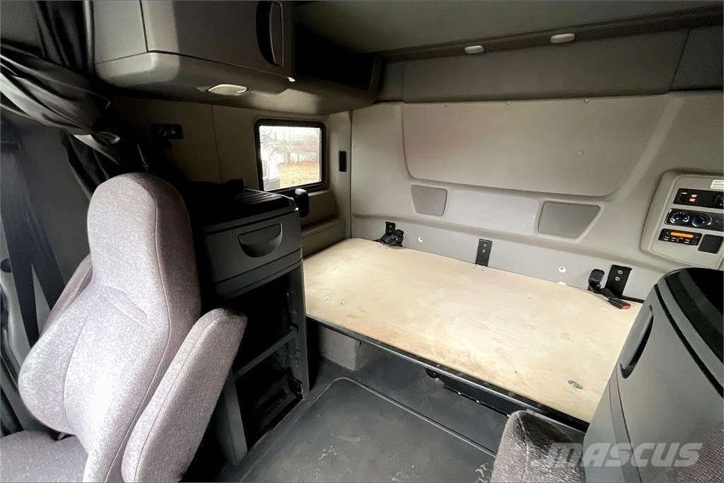 International LT625 6x4 Prime Movers