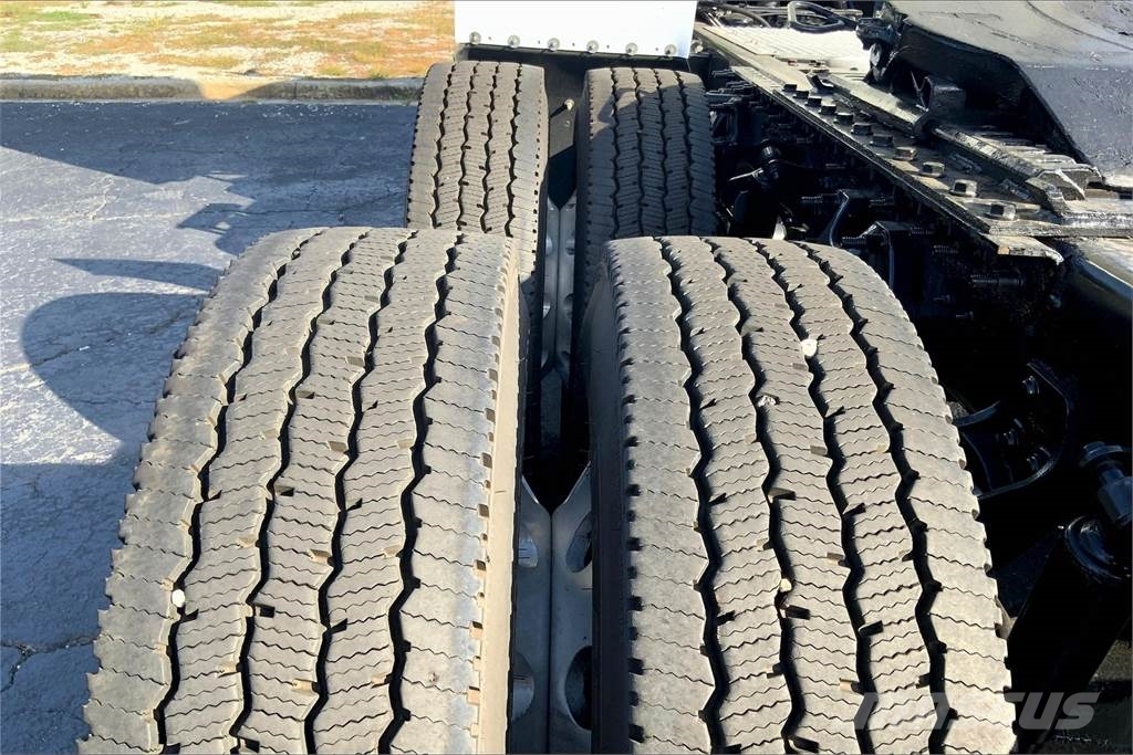 International LT625 6x4 Prime Movers