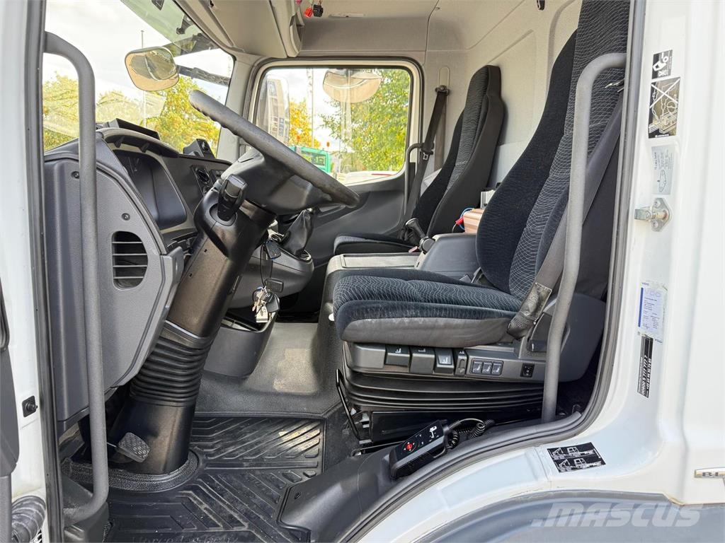 Mercedes-Benz Atego 818L Carrier Xarios600 seitli. Treppe TÜV Camion a temperatura controllata