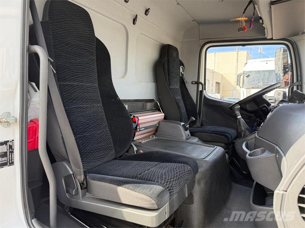 Mercedes-Benz Atego 818L Carrier Xarios600 seitli. Treppe TÜV Camion a temperatura controllata