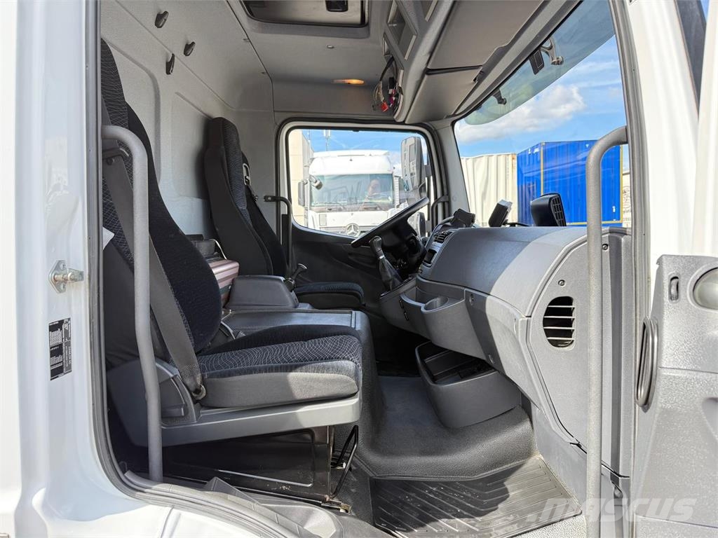Mercedes-Benz Atego 818L Carrier Xarios600 seitli. Treppe TÜV Camion a temperatura controllata