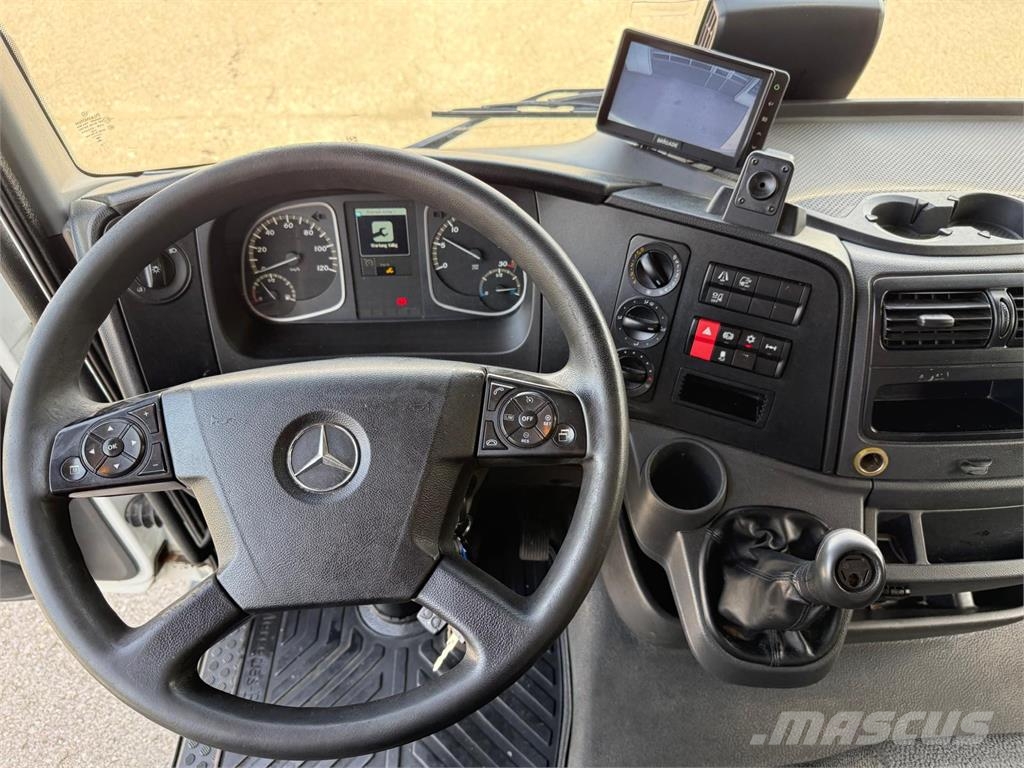 Mercedes-Benz Atego 818L Carrier Xarios600 seitli. Treppe TÜV Camion a temperatura controllata