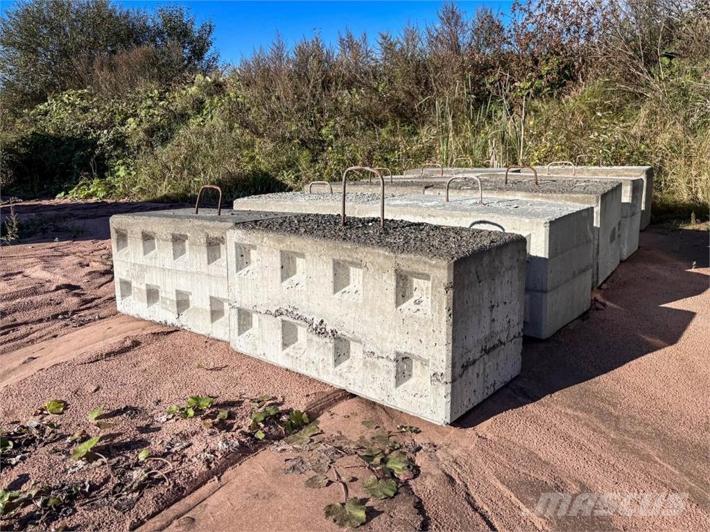 10kpl erä betonilegoja n. 60x60x120. Muut