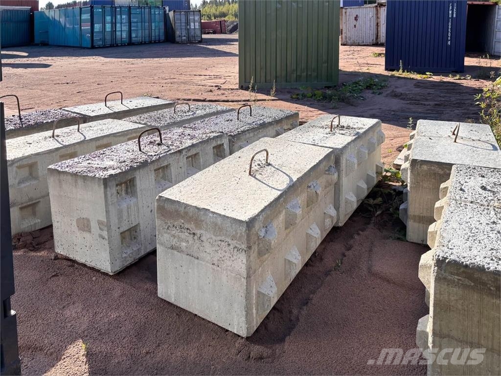 10kpl erä betonilegoja n. 60x60x120. Muut