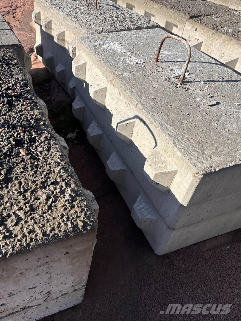 10kpl erä betonilegoja n. 60x60x120. Muut