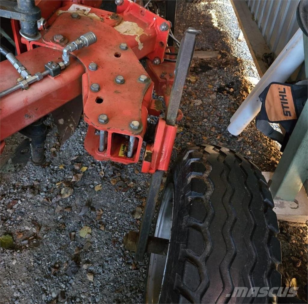 Akpil KM1803+1h 3-siipiset kääntöaurat 其他農業機械
