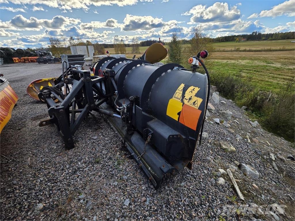 Arctic Machine AM HMC 4000 Lumiaura Schneeschilde und -pflüge