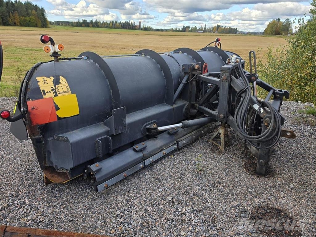 Arctic Machine AM HMC 4000 Lumiaura Schneeschilde und -pflüge