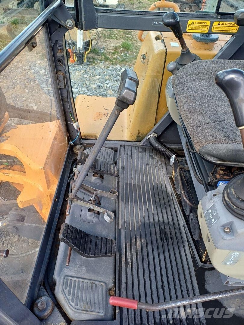 CASE CX50 kallistuvalla liittimellä Miniescavatori