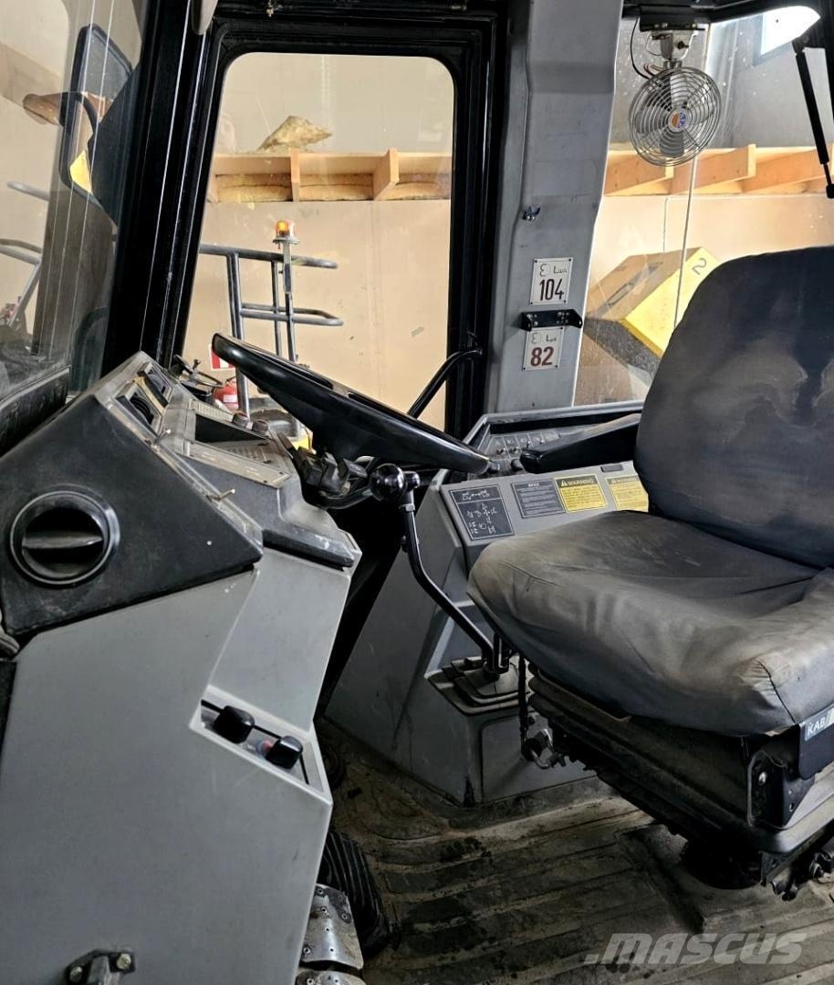 CAT 438B, trukkipiikit, 6 kauhaa Rovokopači