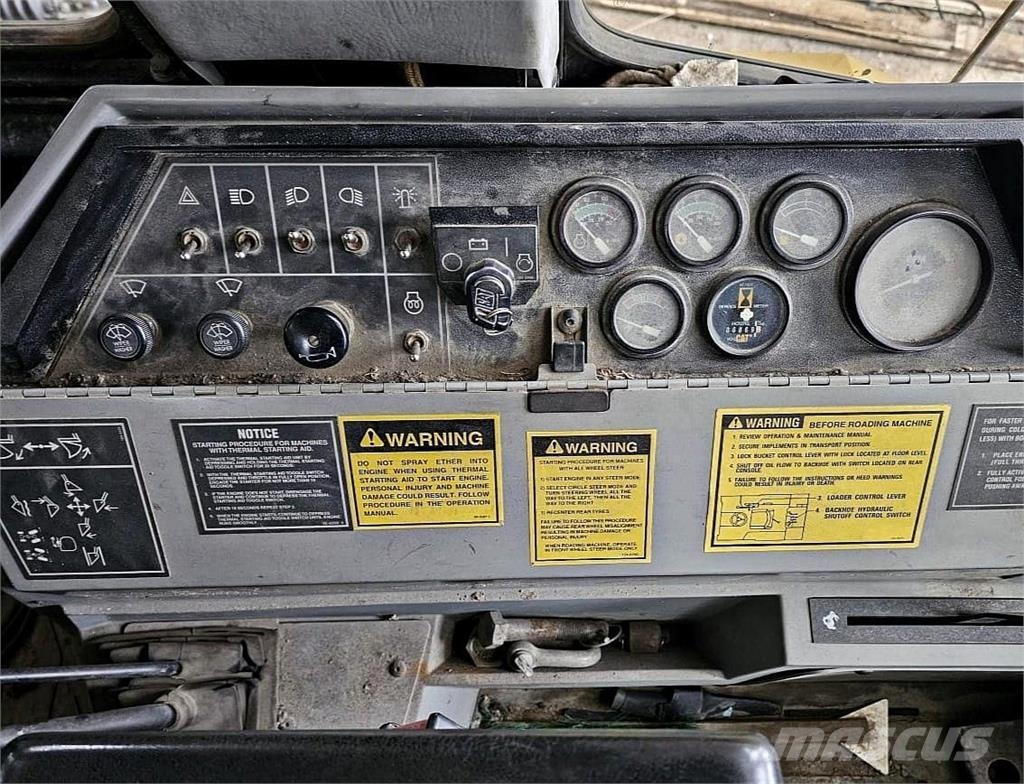 CAT 438B, trukkipiikit, 6 kauhaa Rovokopači
